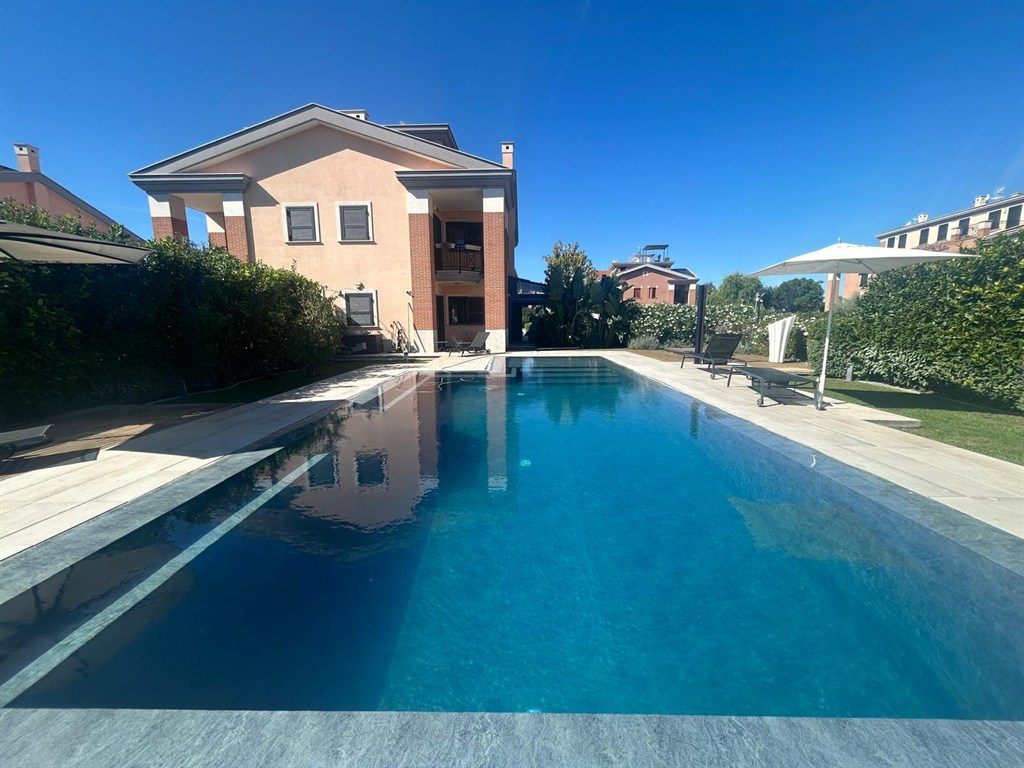Mezzocammino, in contesto signorile, Villa di oltre 200 mq con piscina a sfioro, box e tre posti auto.