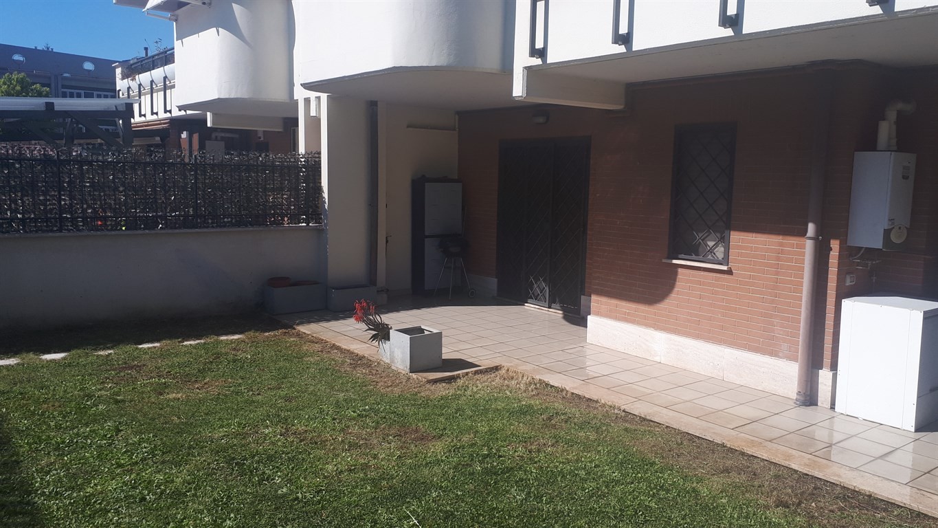 Appartamento con ampio giardino, box auto e cantina