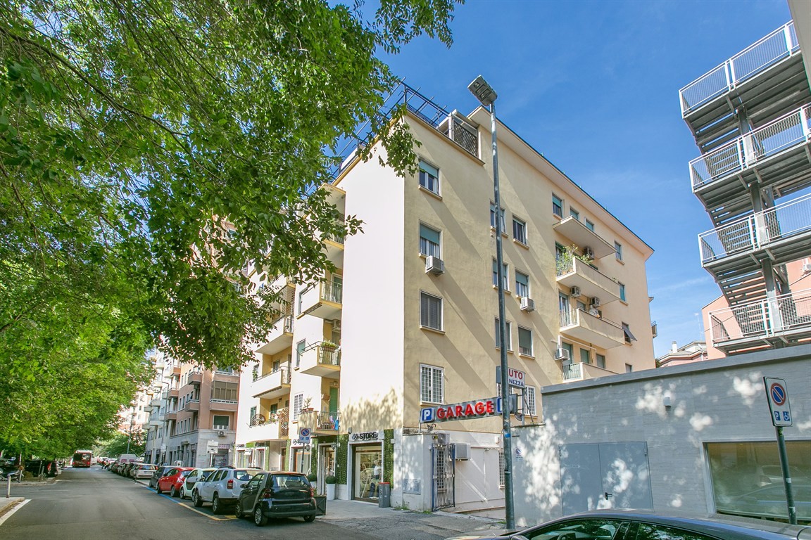 Viale delle Provincie - Vendesi trilocale luminosissimo