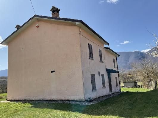 Leonessa/Vallunga mq220 + mq17.000 terreno seminativo