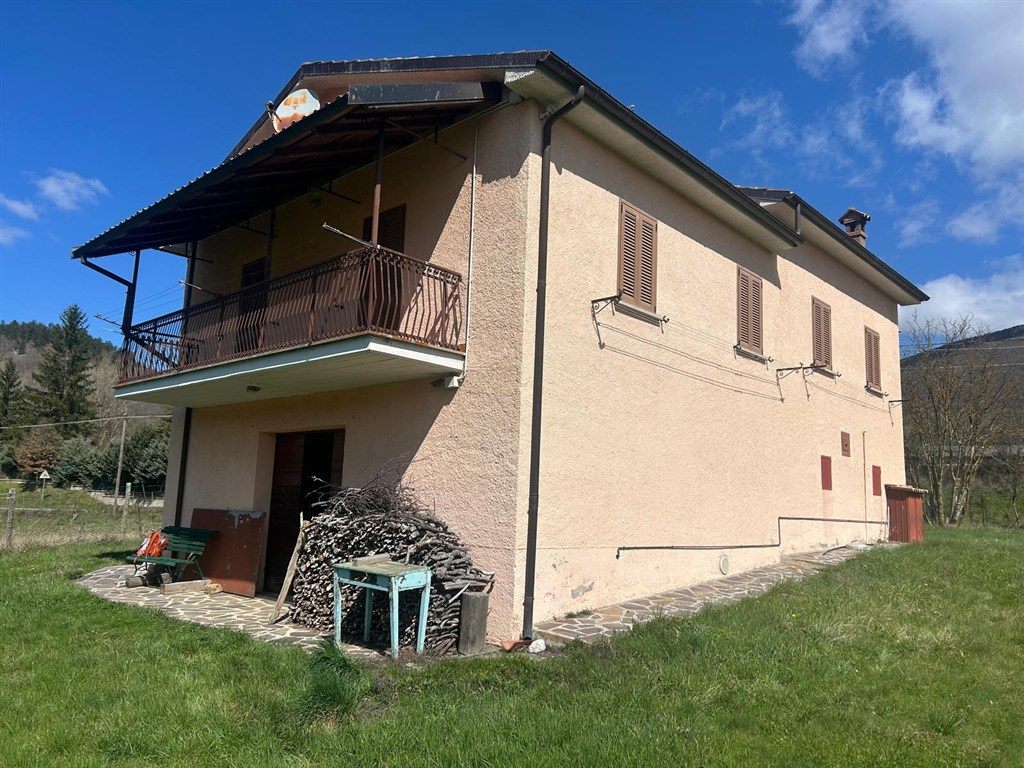 Leonessa  MQ 220 piu MQ 17.000 terreno seminativo