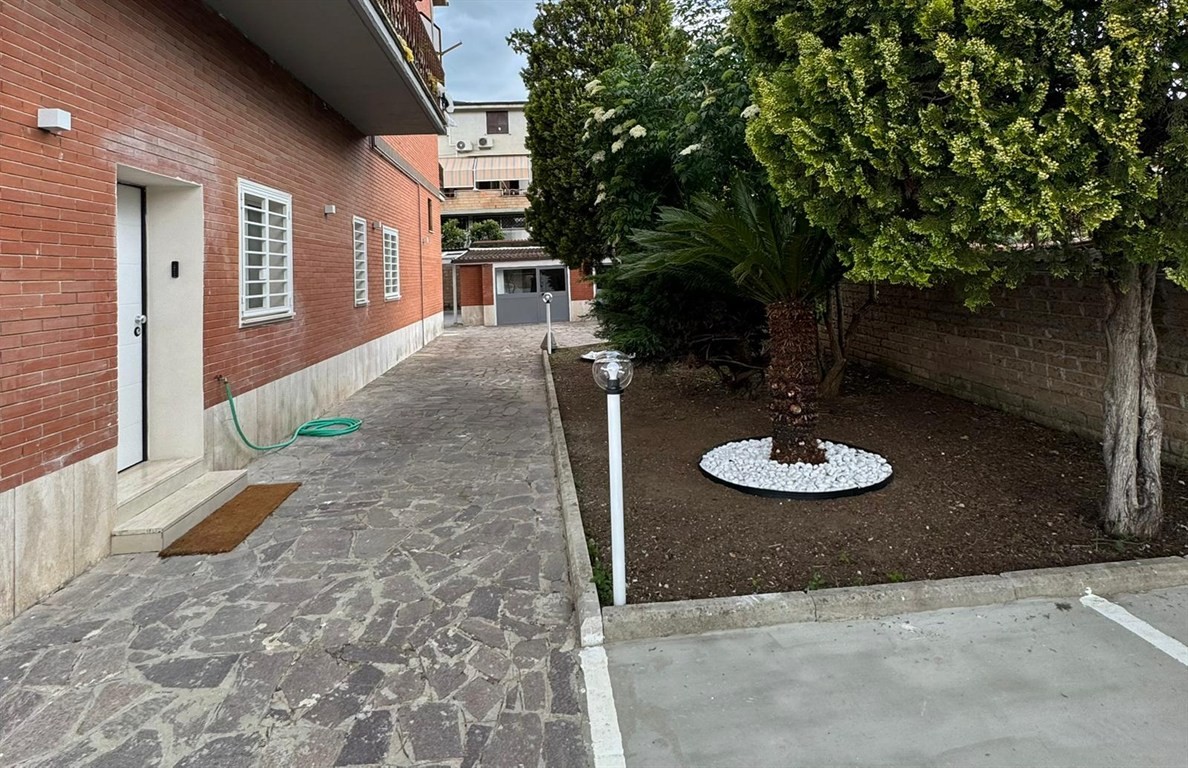 APPARTAMENTO indipendente con dependance, Via Aliprando Caprioli, Roma