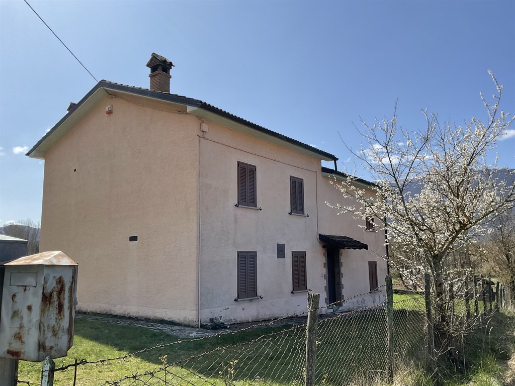 Leonessa-Vallunga MQ 220 piu MQ 17.000 terreno seminativo pianeggiante