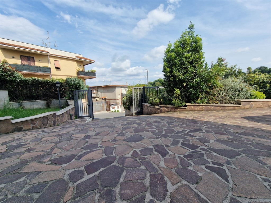 INTERO STABILE CON AMPI SPAZI ESTERNI