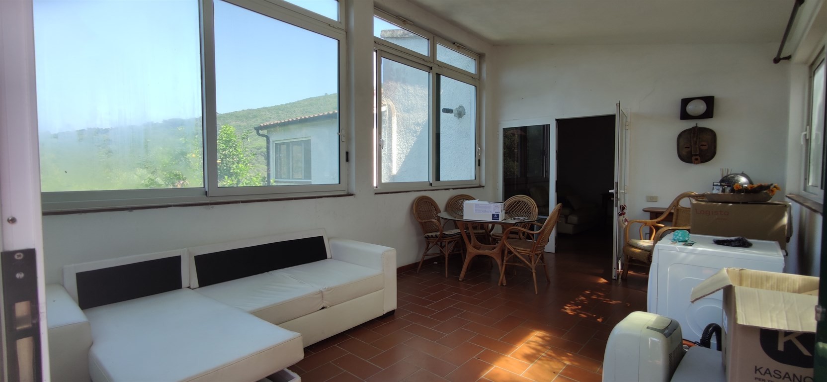 Porzione di bifamiliare con giardino e terreno pertinenziale