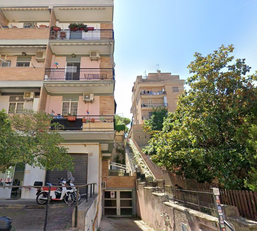 Negozio 20mq piano terra e mq 22,40 piano S1