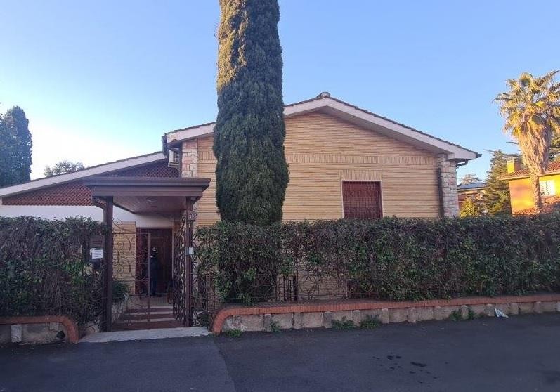 BOCCEA - villa unifamiliare su tre livelli con giardino