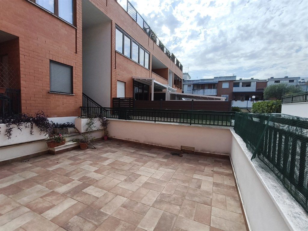 TRILOCALE CON GIARDINO, POSTO AUTO COPERTO E CANTINA
