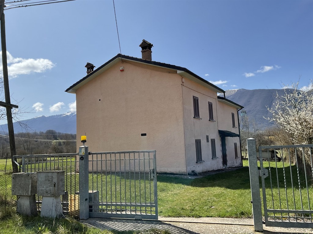 Leonessa frazione Vallunga MQ 220 piu MQ 17.000 terreno seminativo pianeggiante